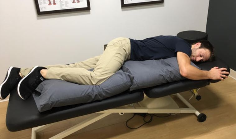Sleep-position-Pillow-between-knees-770w - Symmetry Physical Therapy